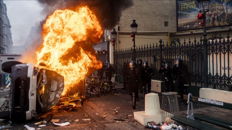 إصابة أربعة عناصر من الشرطة الفرنسية في اشتباكات مع انصار تنظيم “بي كي كي”.