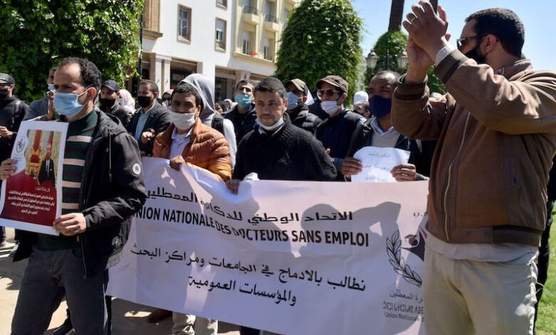 الدكاترة المعطلون يدشنون السنة الجديدة بالاحتجاح أمام مقر وزارة التعليم العالي .