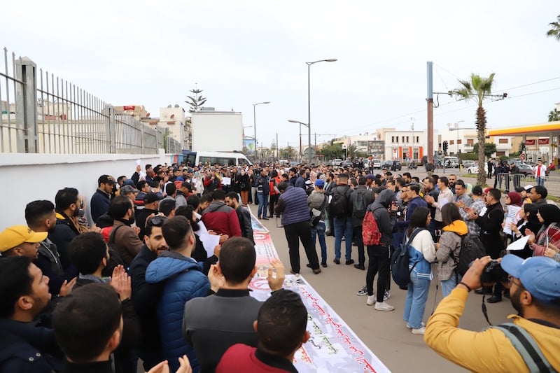 الأساتذة المتعاقدون يعتصمون ليلا بالبيضاء ويرفضون قرارات التوقيف عن العمل