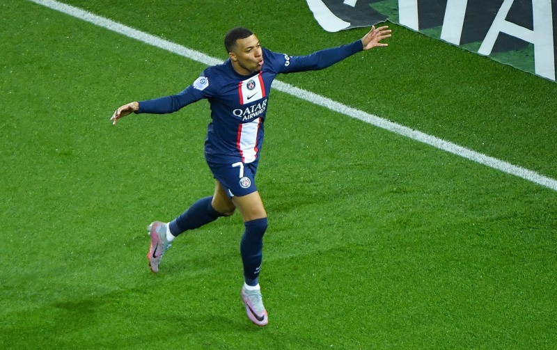 مبابي يواصل تحقيق الأرقام القياسية ويصبح الهداف التاريخي لسان جيرمان