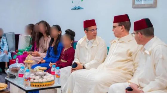 بوجدور.. عامل الإقليم يُشارك أطفال دور الرعاية فرحة العيد ودفء الانتماء